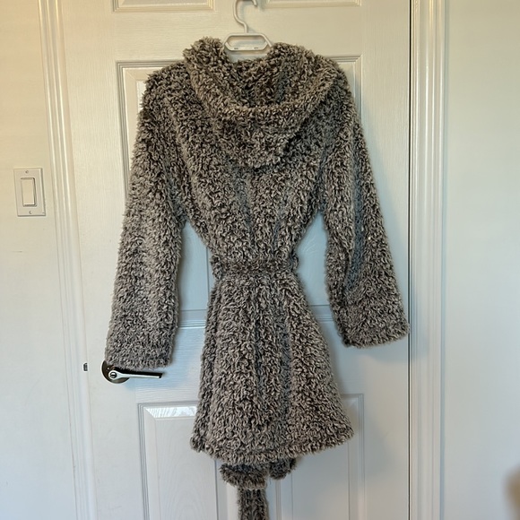 Fluffy robe - Picture 2 of 3